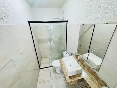 Uma casa de banho em Ap no Derby com garagem e ar