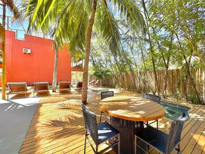 Um jardim no exterior de Casa do Pier, bangalôs em Fortim c/ Café da Manhã