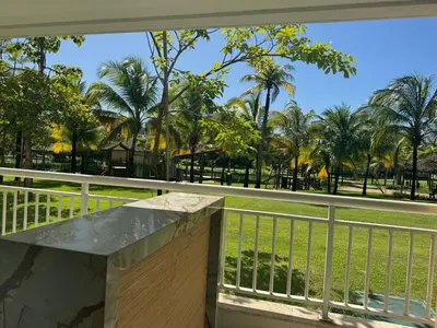 Um jardim no exterior de Golf Ville Resort