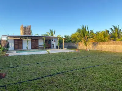 Um jardim no exterior de CMB House