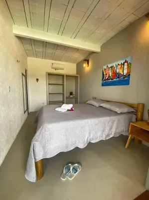 Uma cama ou camas num quarto em CMB House