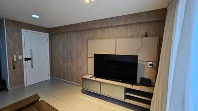 Uma televisão e/ou sistema de entretenimento em 64 - Conforto e Vista Mar 2 Quartos no Coração do Meireles