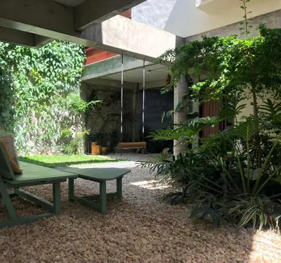 Um jardim no exterior de Loft Vila Murici