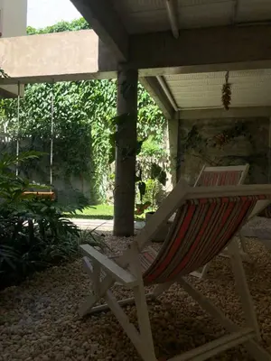 Um jardim no exterior de Loft Vila Murici