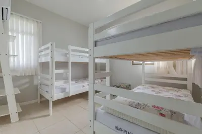 A planta de Beach Place 302 - Apê com varanda by Carpediem