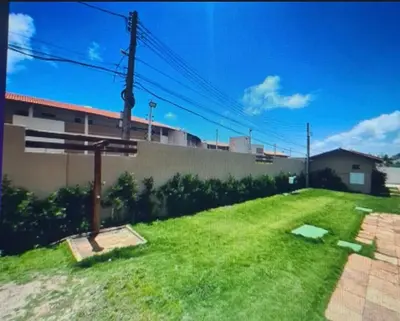 Um jardim no exterior de Condomínio Sables Blanc