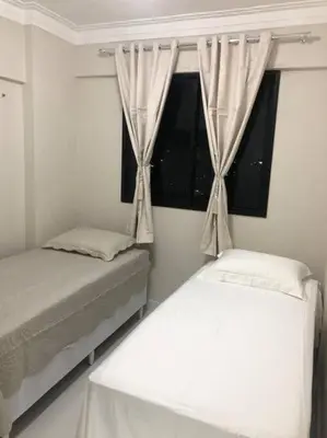 Uma cama ou camas num quarto em Aconchegante-novo, moderno-familiar, fácil acesso