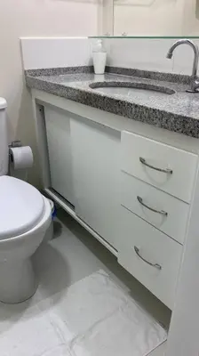 Uma casa de banho em Novo-aconchegante, moderno-lindo