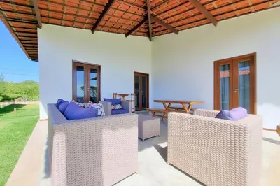 Uma área de estar em Beach Front Villas - Casa ao mar by Carpediem