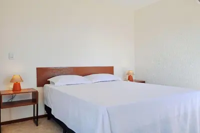 Uma cama ou camas num quarto em Beach Front Villas - Chalé ao mar by Carpediem
