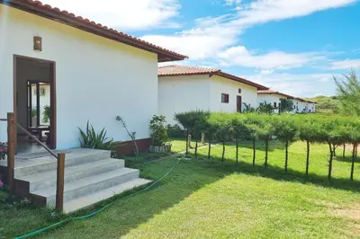 Um jardim no exterior de Beach Front Villas - Chalé ao mar by Carpediem