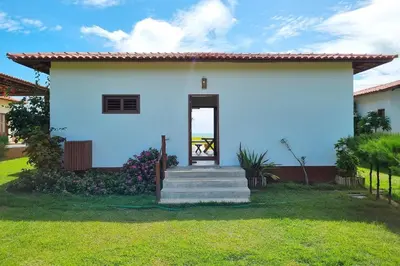 Um jardim no exterior de Beach Front Villas - Chalé ao mar by Carpediem