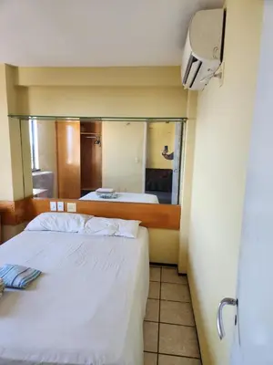Uma cama ou camas num quarto em Apartamento na Praia de Iracema com vista mar