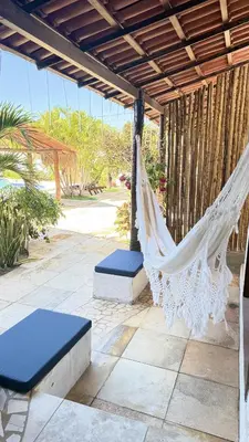 Um jardim no exterior de Hotel Pousada 360