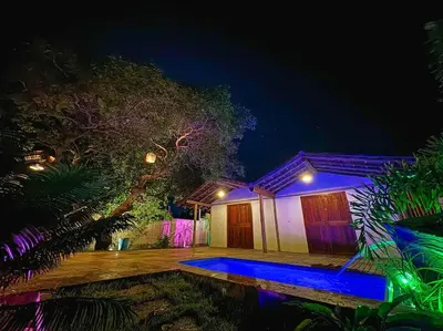 Um jardim no exterior de Villa Atlântic Icaraizinho 700 m da praia