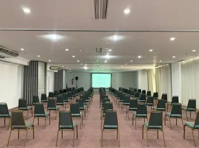 A área empresarial e/ ou a sala de conferências de Oasis Imperial & Fortaleza