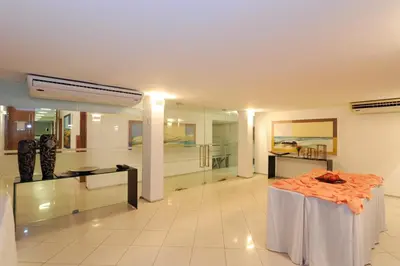 A área de receção ou átrio de Hotel Beira Mar