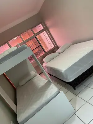 Uma cama ou camas num quarto em apartamento completo praia do futuro fortaleza
