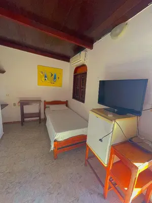 Uma televisão e/ou sistema de entretenimento em Pousada Tropicalia