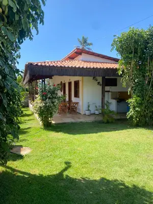 Um jardim no exterior de Casa Girasol