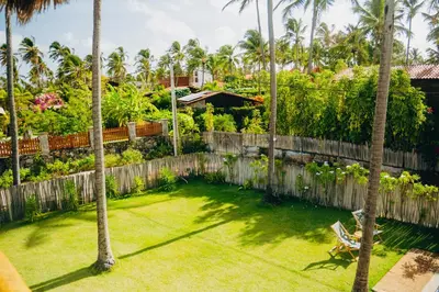 Um jardim no exterior de Casa de Coco Icarai