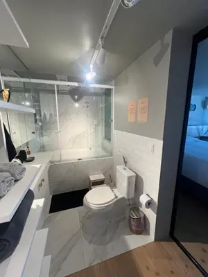 Uma casa de banho em Loft com vista mar