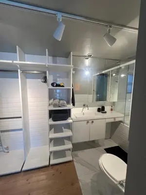 Uma casa de banho em Loft com vista mar