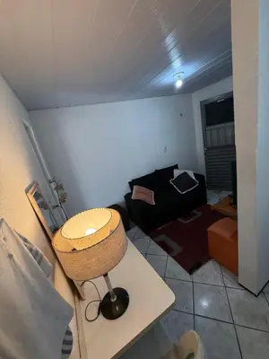 Uma área de estar em Apartamento mobiliado