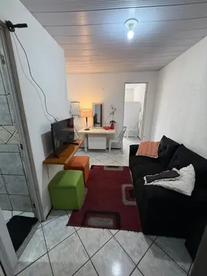 Uma televisão e/ou sistema de entretenimento em Apartamento mobiliado