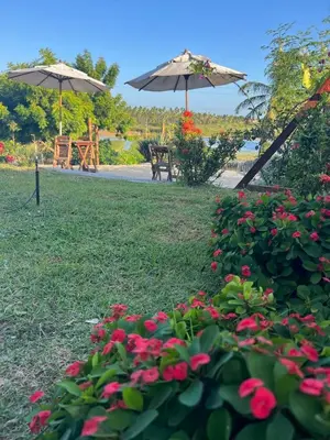 Um jardim no exterior de Suíte térreo Villa brisa icaraizinho
