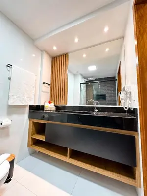 Uma casa de banho em Aloha Palace Hotel
