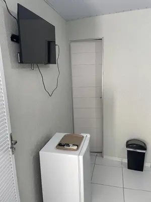 Uma televisão e/ou sistema de entretenimento em Villa Beira Mar Suítes