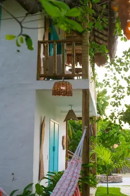 Um jardim no exterior de Casa Peroá Pousada