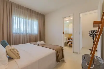 Uma cama ou camas num quarto em Kite Star - Elegância com varanda por Carpediem