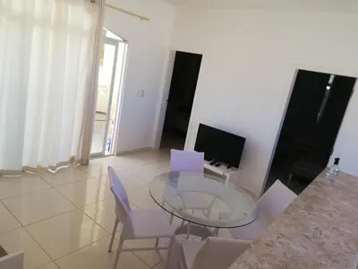 Uma televisão e/ou sistema de entretenimento em Apartamento 150m da praia de Canoa Quebrada