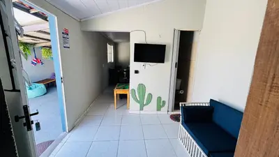 Uma televisão e/ou sistema de entretenimento em L1 localize casa na praia