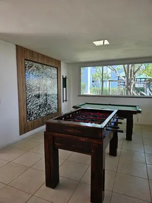 Uma mesa de bilhar em Apartamento Porto Beach a 200m do Beach Park