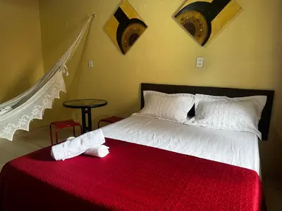 Uma cama ou camas num quarto em POUSADA Kit net pacoti