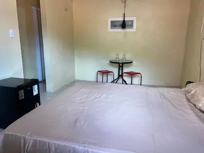Uma cama ou camas num quarto em POUSADA Kit net pacoti