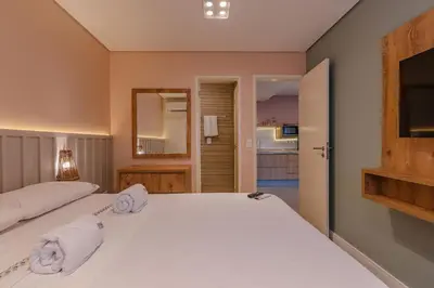 Uma cama ou camas num quarto em Crystal Park #206 - Quádruplo por Carpediem