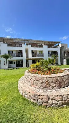Um jardim no exterior de Canoa Quebrada, CE