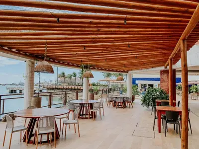 Um restaurante ou outro lugar para comer em Conforto e Vista Maravilhosa no Hotel Iate Plaza
