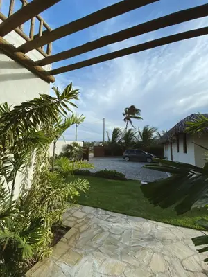 Um jardim no exterior de Beach House Brazil
