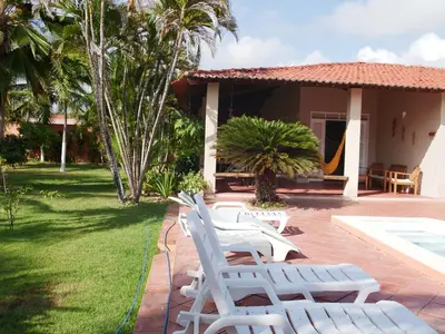 Um jardim no exterior de Vila jardim!