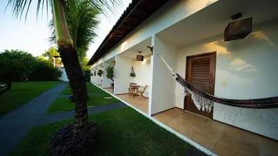 Um jardim no exterior de Bosque Cumbuco Pousada