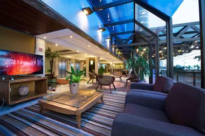 Uma televisão e/ou sistema de entretenimento em Magna Praia Hotel
