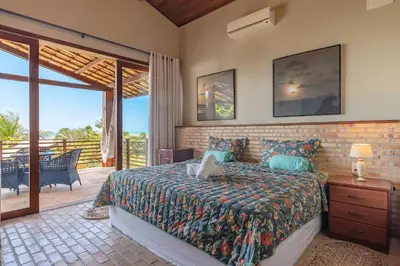 Uma cama ou camas num quarto em Casa Villa Hegy - Luxo a beira mar por Carpediem