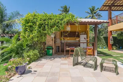 Um jardim no exterior de Casa Villa Hegy - Luxo a beira mar por Carpediem