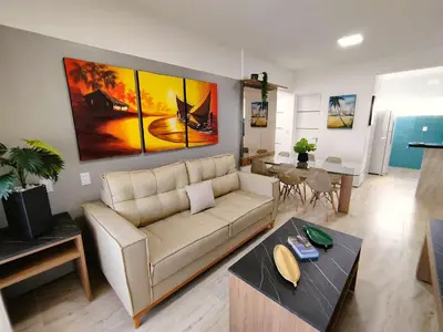 Uma área de estar em Belo apartamento projetado e vista total mar !