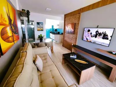 Uma televisão e/ou sistema de entretenimento em Belo apartamento projetado e vista total mar !